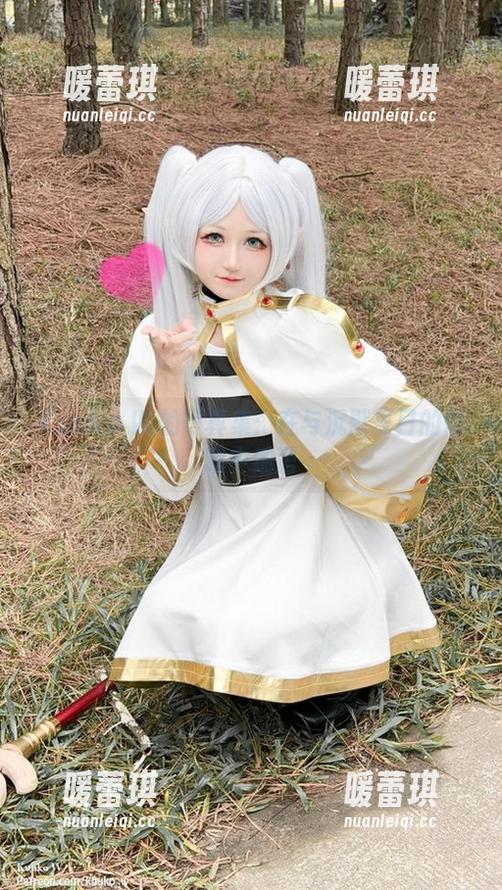 Kuuko W的写真集：在与沉默夏日的悸动中细语
